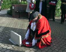 Mayor Graham Burgess laying wreath at Gosport War Memorial