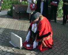 Mayor Graham Burgess laying wreath at Gosport War Memorial